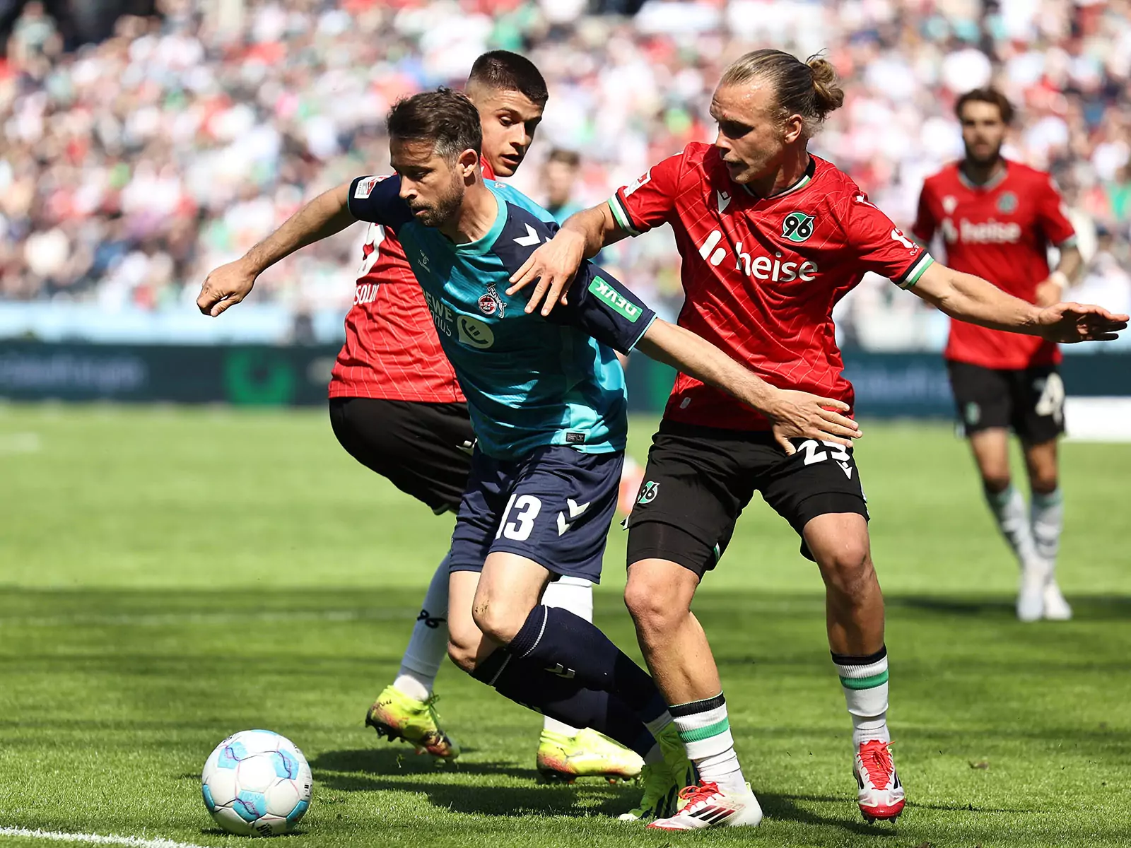 Mark Uth im Spiel gegen Hannover 96