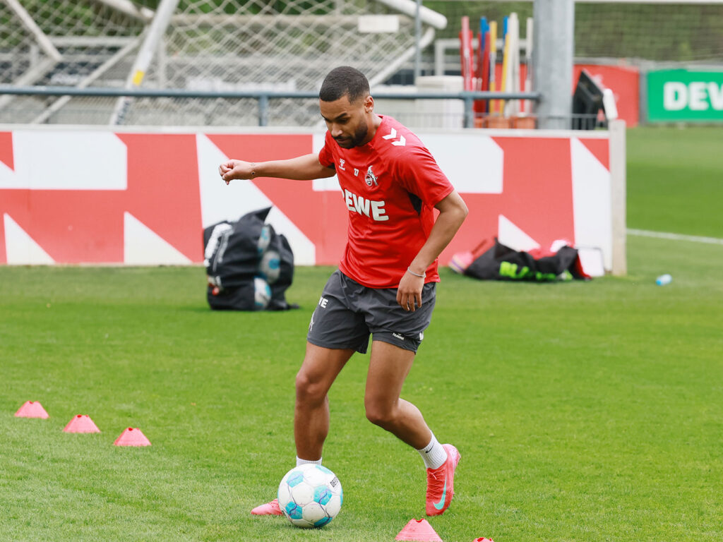 Linton Maina beim Training des 1. FC Köln