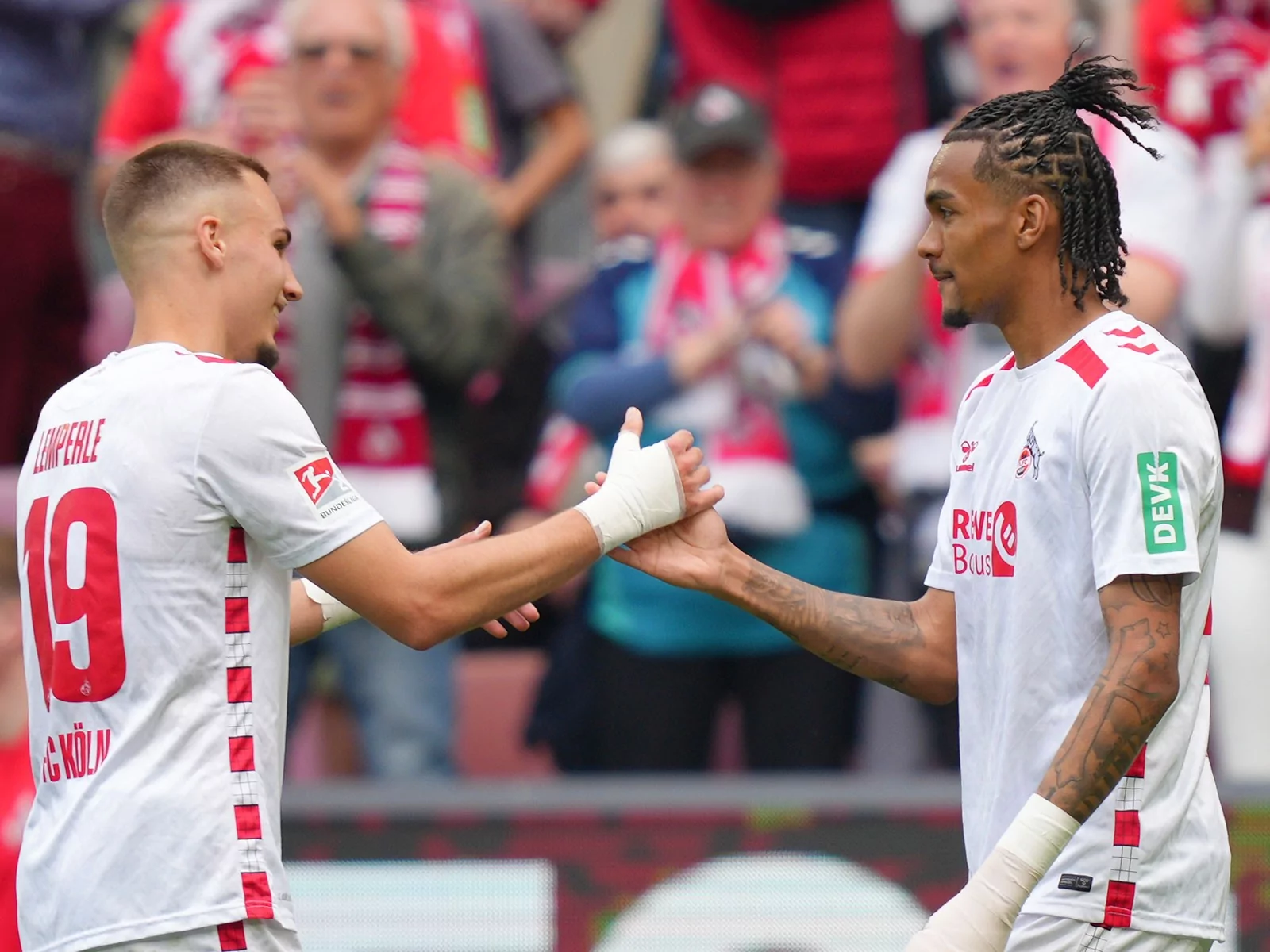 Tim Lemperle und Damion Downs freuen sich nach einem Tor