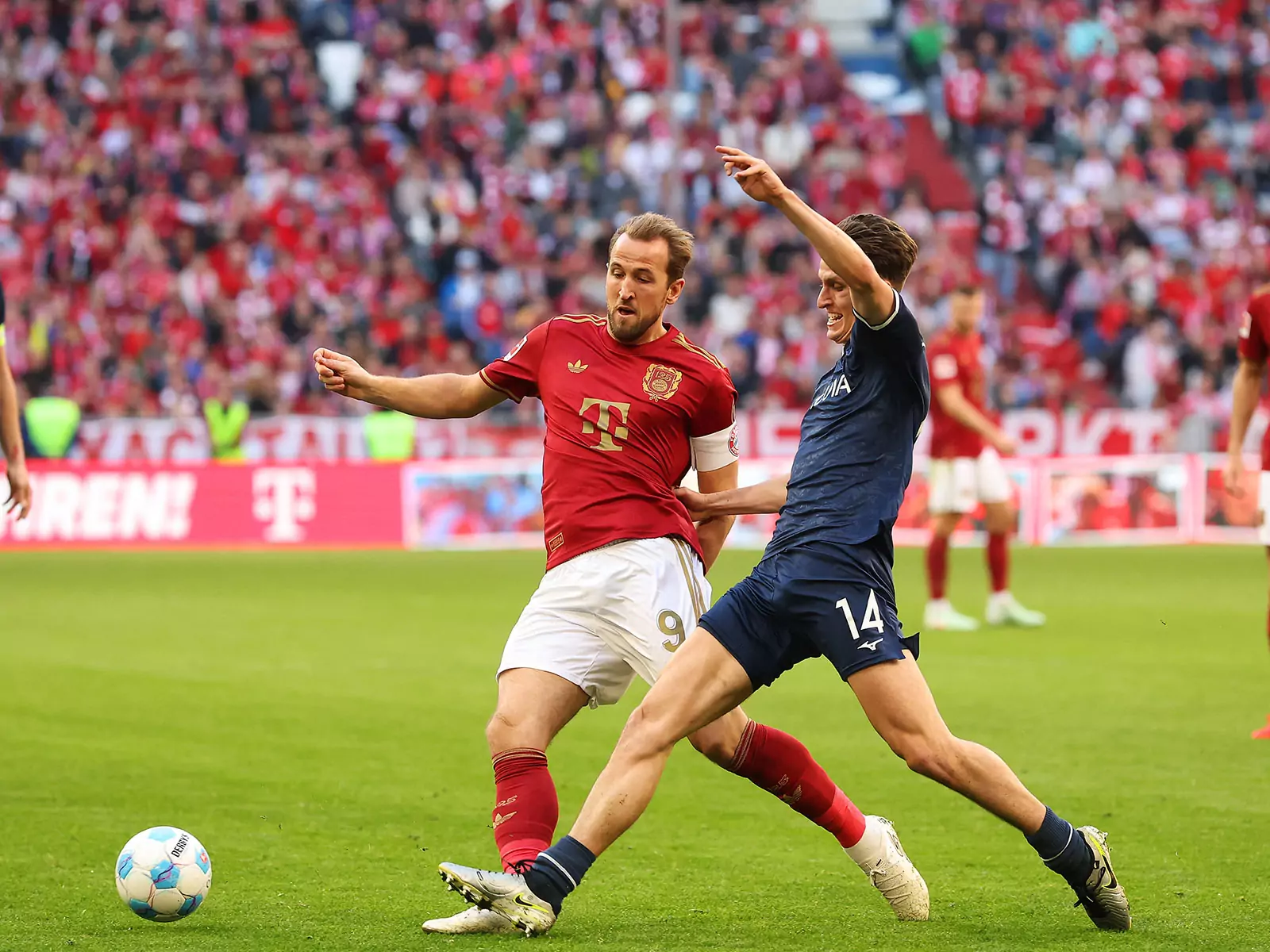 Tim Oermann im Duell mit Harry Kane