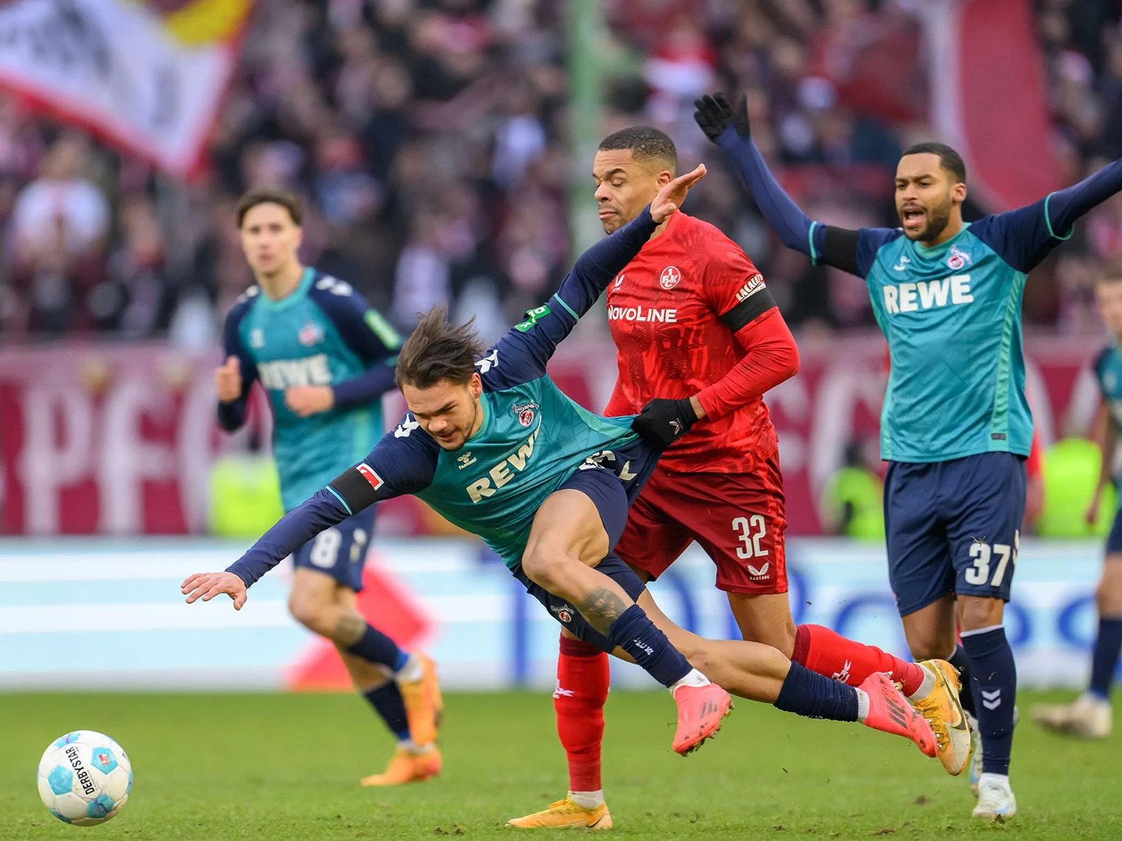 Max Finkgräfe im Duell des 1. FC Köln gegen Kaiserslautern