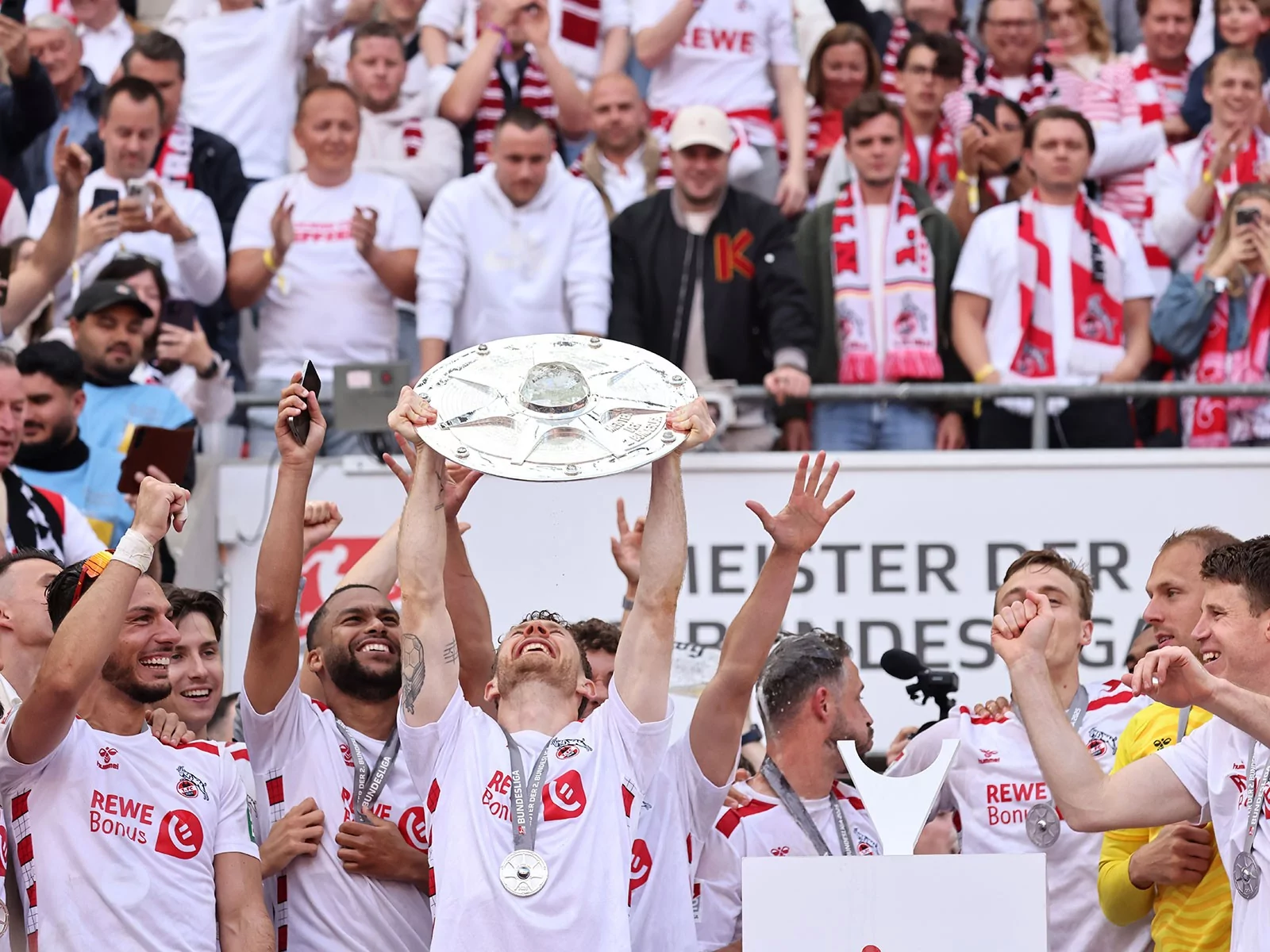 Der 1. FC Köln feiert die Meisterschaft