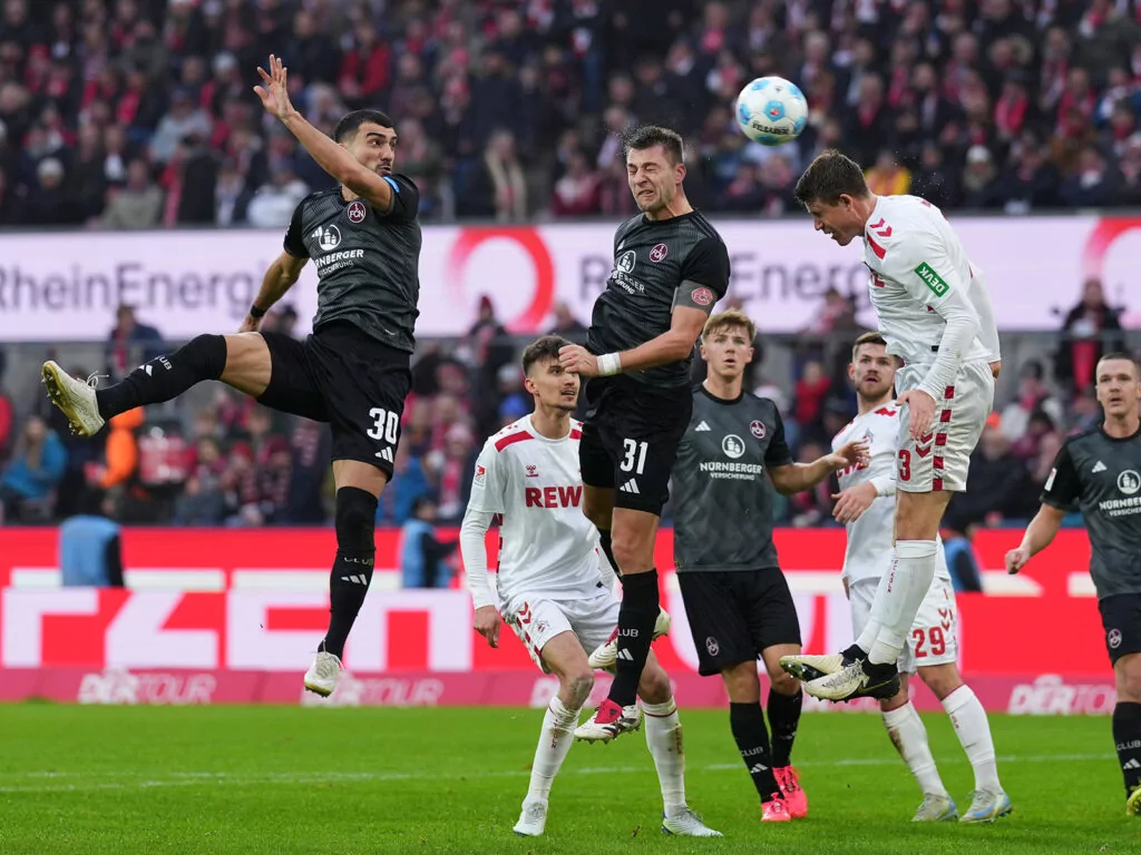 Dominique Heintz im Kopfballduell gegen den 1. FC Nürnberg