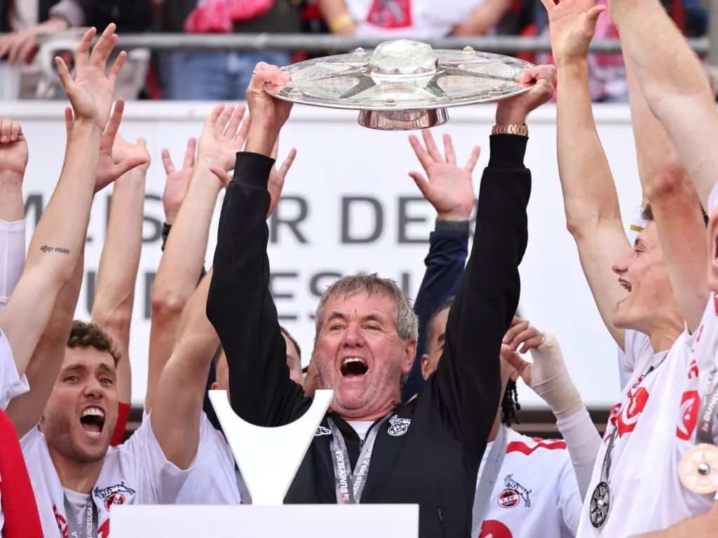 Friedhelm Funkel Feiert mit seiner Mannschaft Aufstieg und Meisterschaft der 2. Bundesliga (Foto: Christof Koepsel / Getty Images)