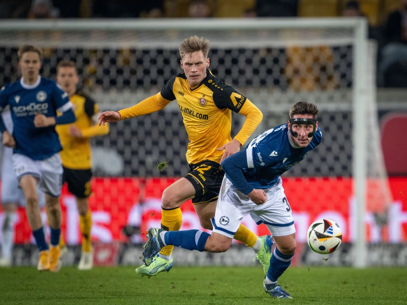 Jonas Sterner im Zweikampf (Foto: Thomas F. Starke/Getty Images)