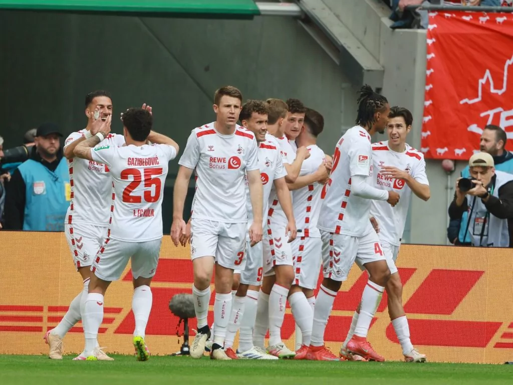 Die Spieler des 1. FC Köln jubeln nach dem Tor von Eric Martel