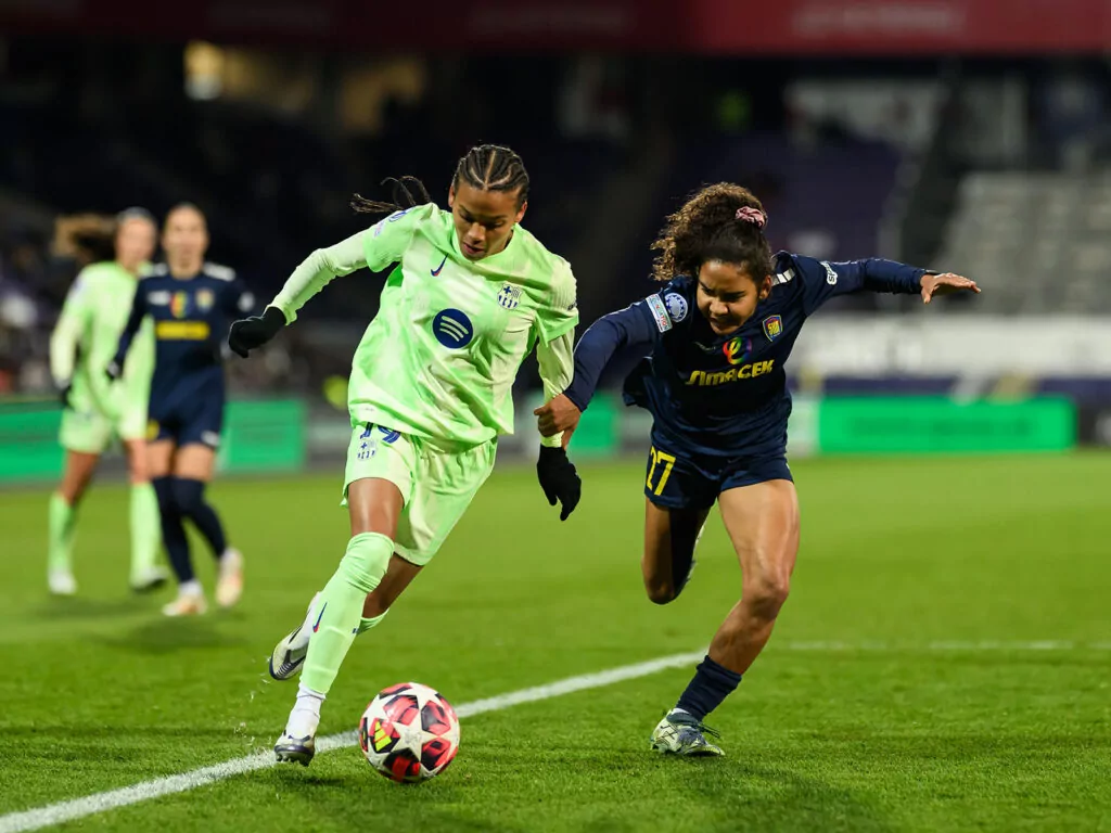 Ella Touon im Zweikampf im Spiel gegen den FC Barcelona