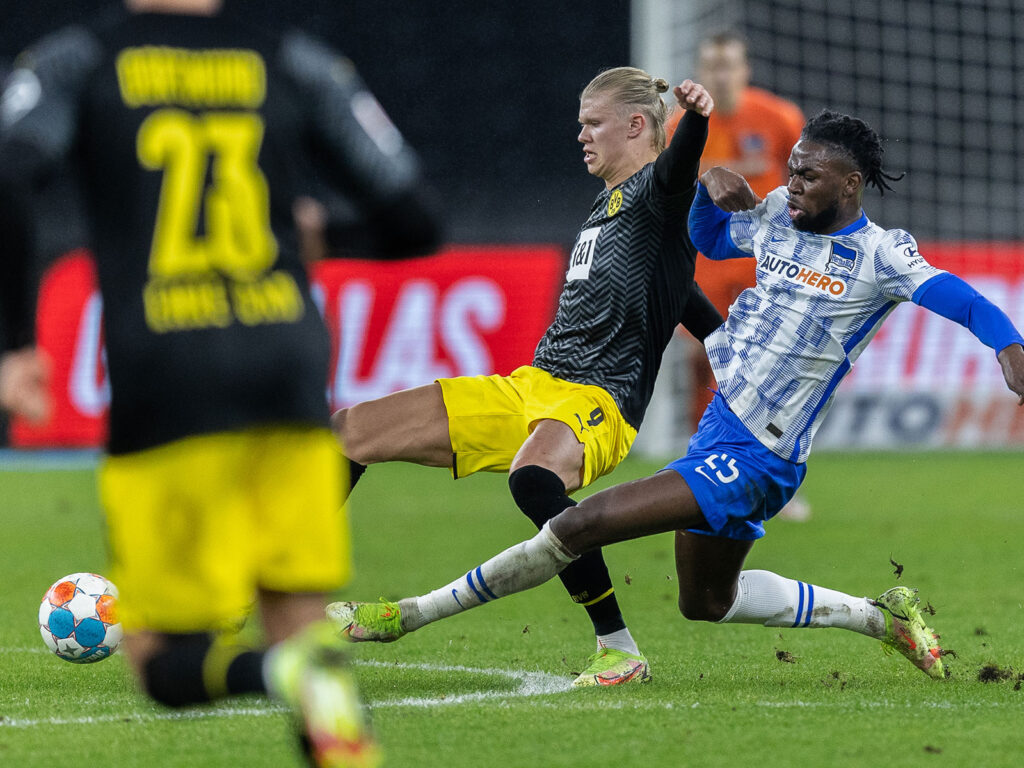 Jordan Torunarigha im Zweikampf mit Erling Haaland