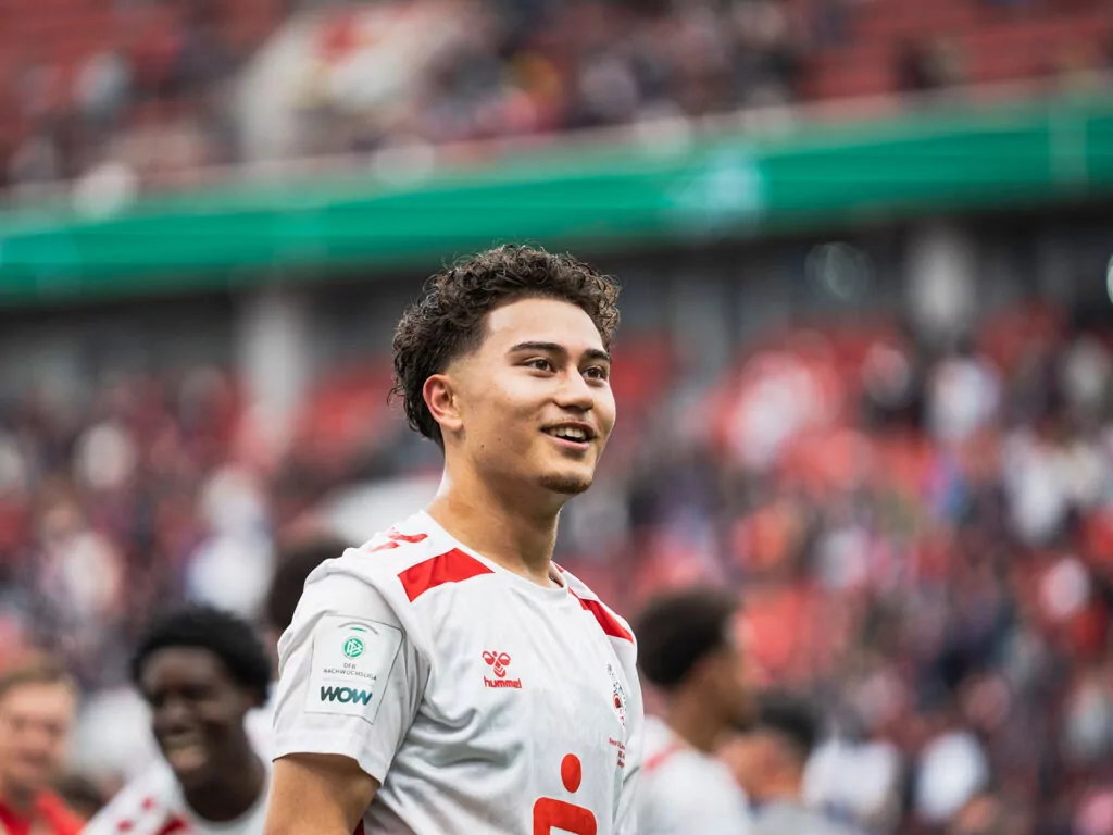 Justin von der Hitz holt zum Abschluss den Titel für den 1. FC Köln