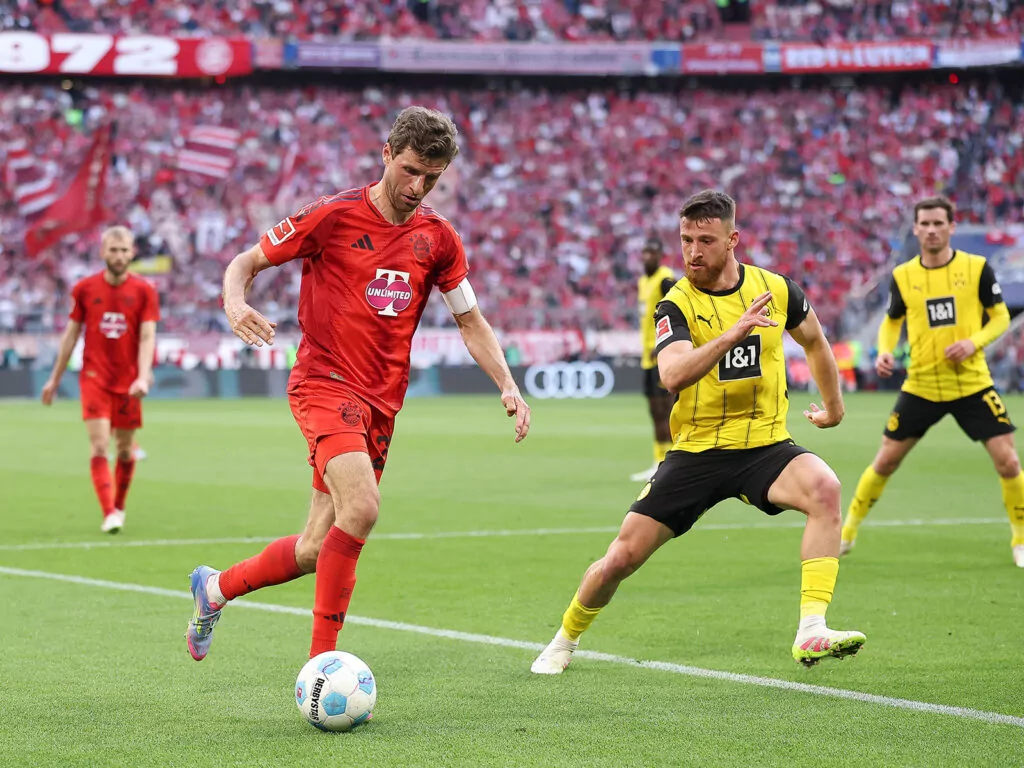 Salih Özcan im Zweikampf mit Thomas Müller