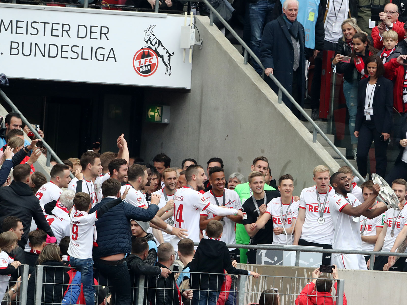 Kölner Spieler feiern die Zweitliga.Meisterschaft