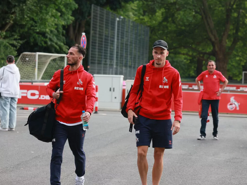 Tim Lemperle und Leart Pacarada auf dem Weg ins Teamhotel