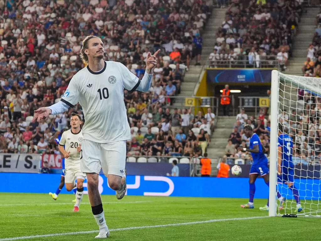 Nick Woltemade trifft fรผr die Deutsche U21 gegen Frankreich (Foto: Christian Hofer/Getty Images)