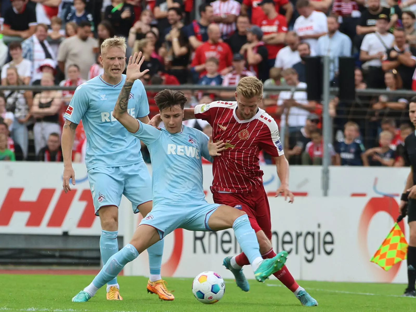Denis Huseinbasic in einem Zweikampf im Duell gegen Fortuna Köln