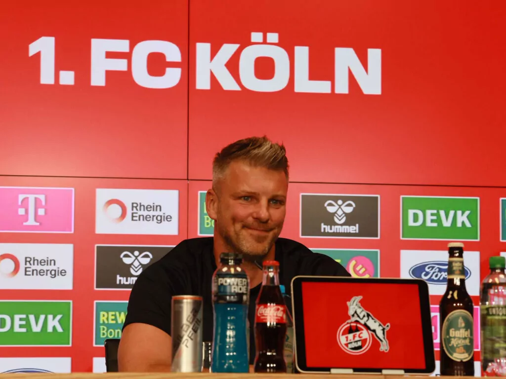 Luks Kwasniok bei der Vorstellung des 1. FC Köln
