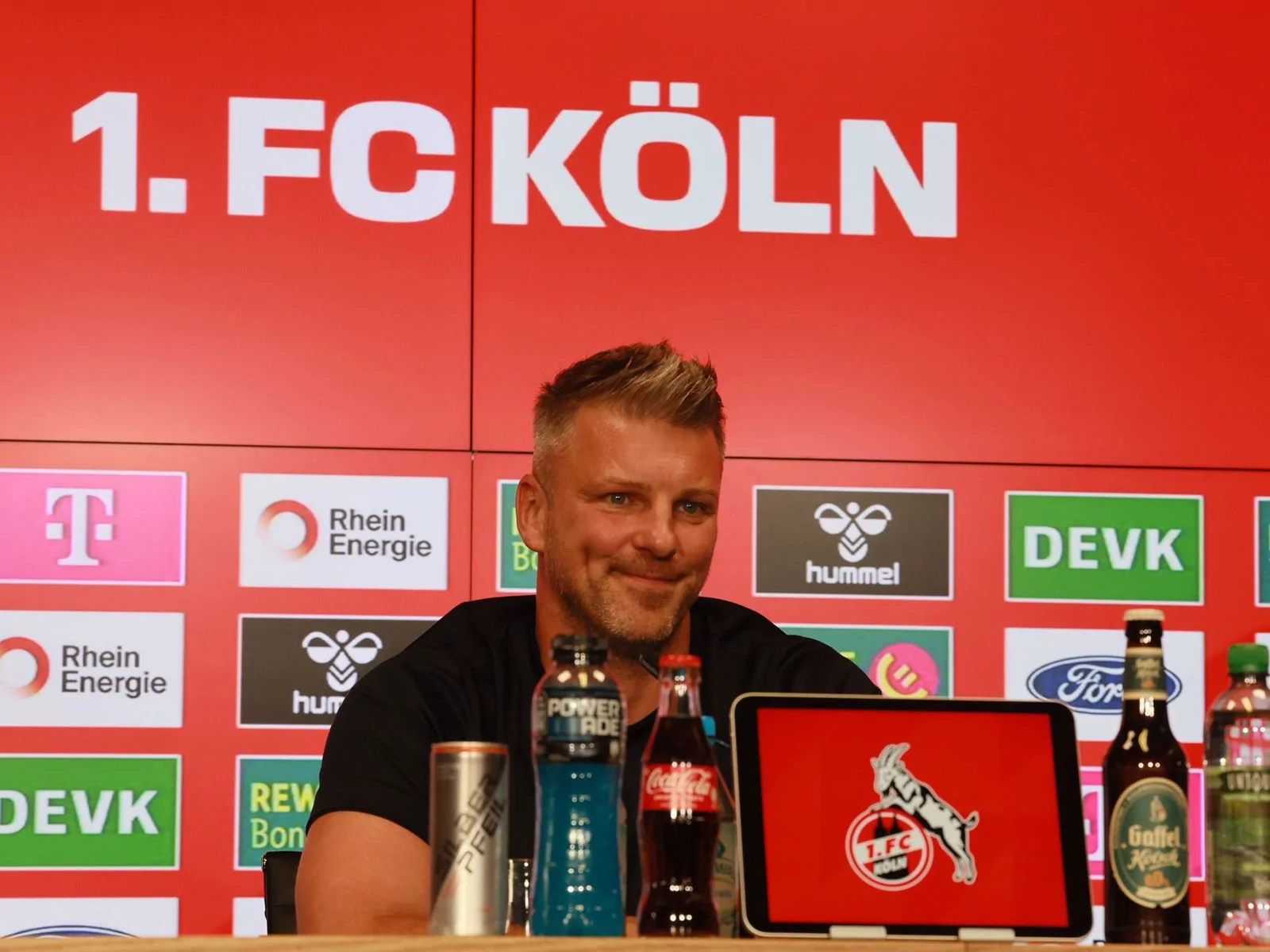 Luks Kwasniok bei der Vorstellung des 1. FC Köln