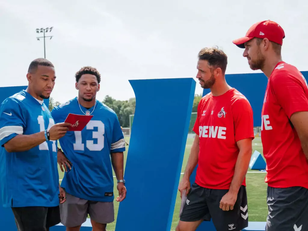 Mark Uth und Marvin Schwäbe mit Spielern der Detroit Lions
