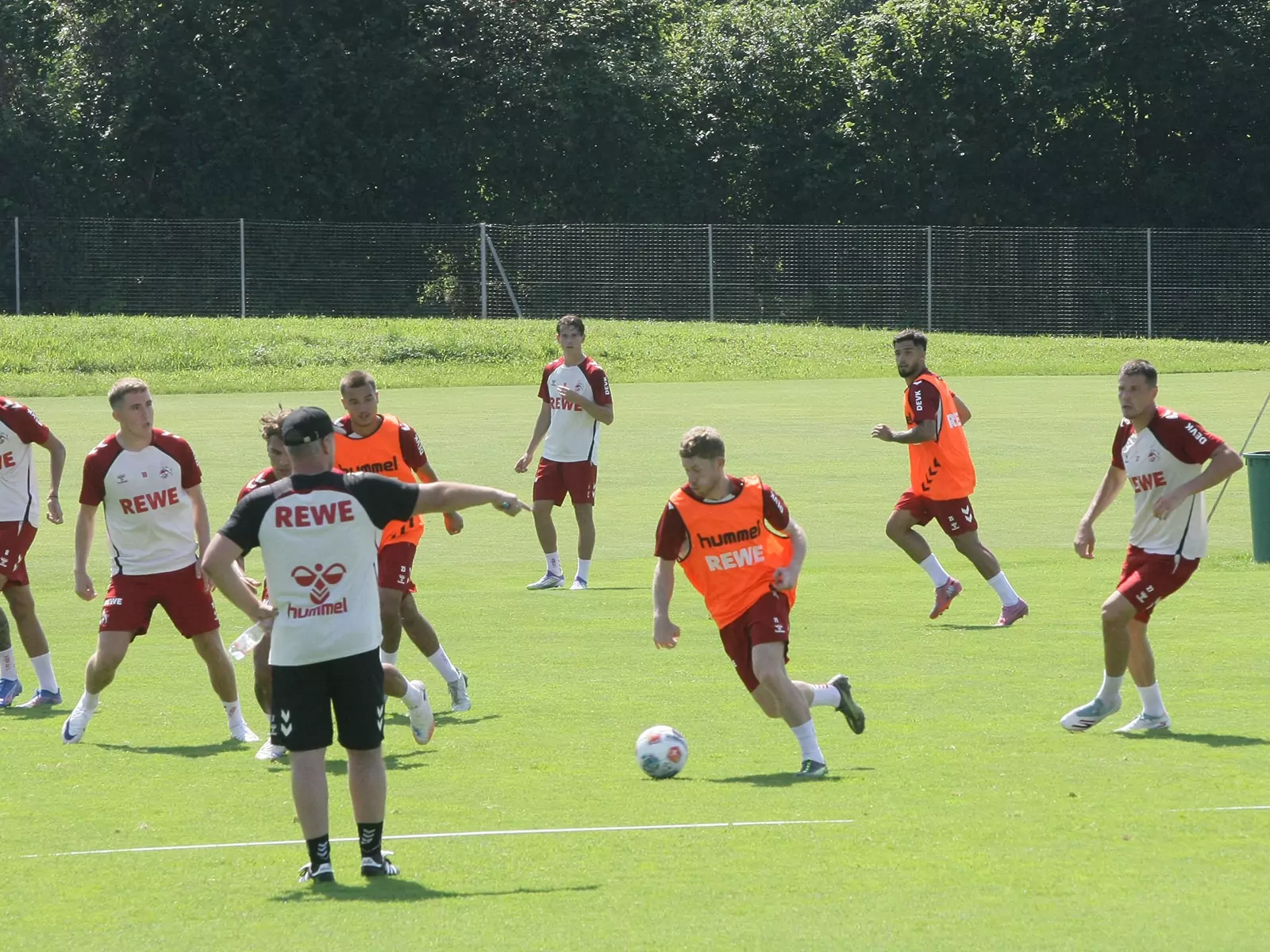 Einheit auf dem Nebenplatz. Der 1. FC Köln trainiert bei sommerlichen Temperaturen