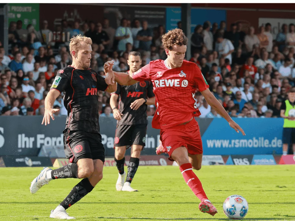 Luca Waldschmidt vom 1. FC Köln im Zweikampf mit Fortuna Köln