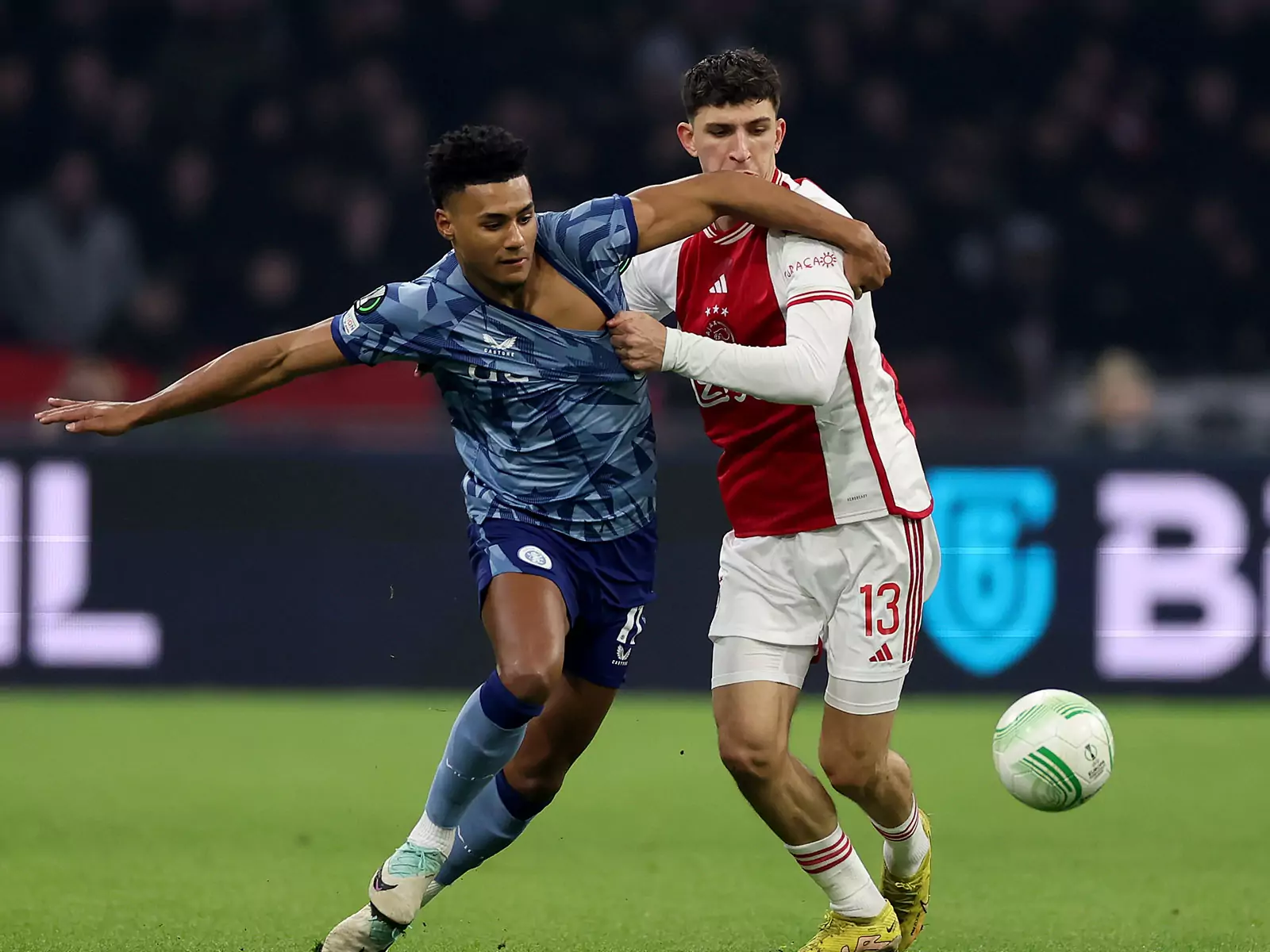 Ahmetcan Kaplan im Duell für Ajax Amsterdam