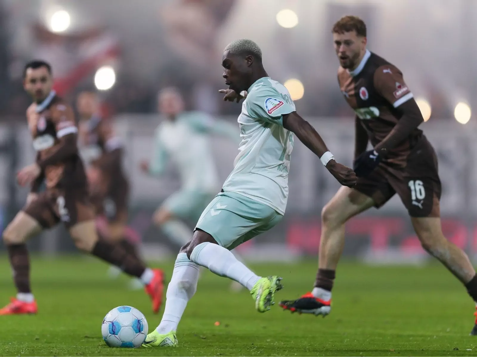 OF Derrick Köhn gegen St. Pauli (Selim Sudheimer/Getty Images)
