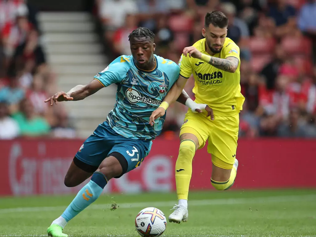 Armel Bella-Kotchap im Zweikampf für den FC Southampton