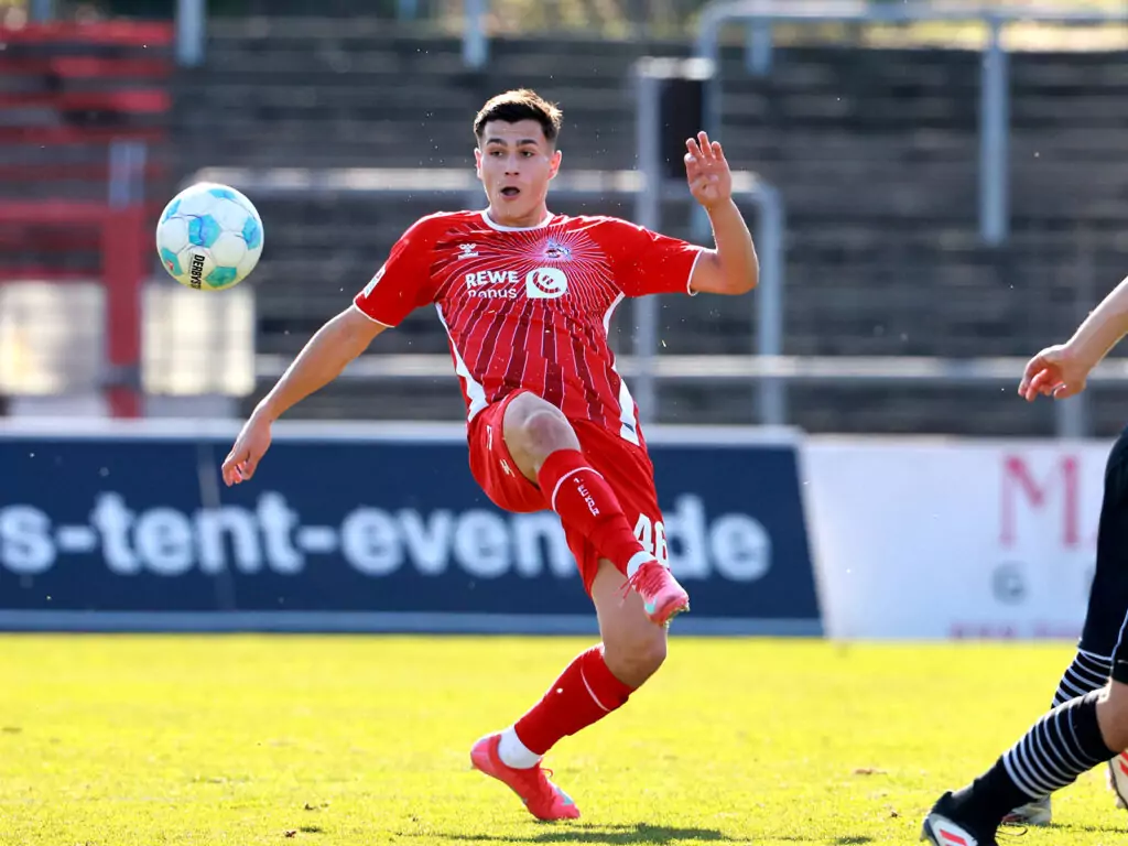 Emin Kujovic hat seinen Vertrag beim 1. FC Köln verlängert