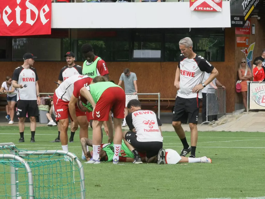 Julian Pauli wird im Training des 1. FC Köln behandelt