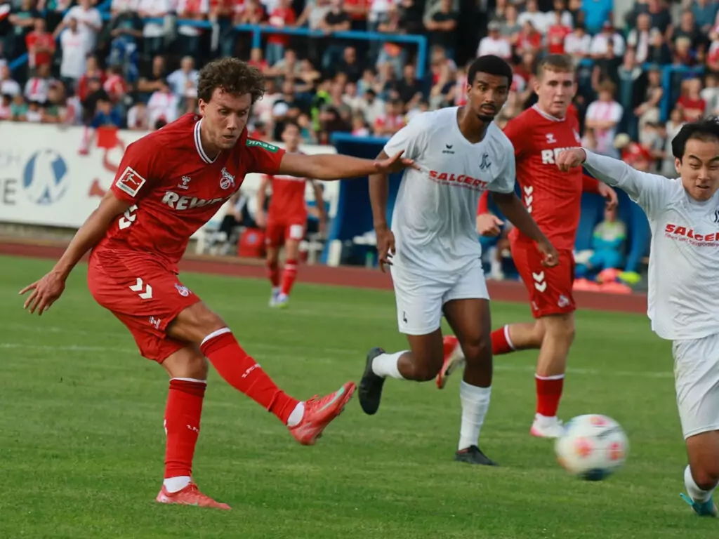 Luca Waldschmidt beim Torschuss gegen den Siegburger SV
