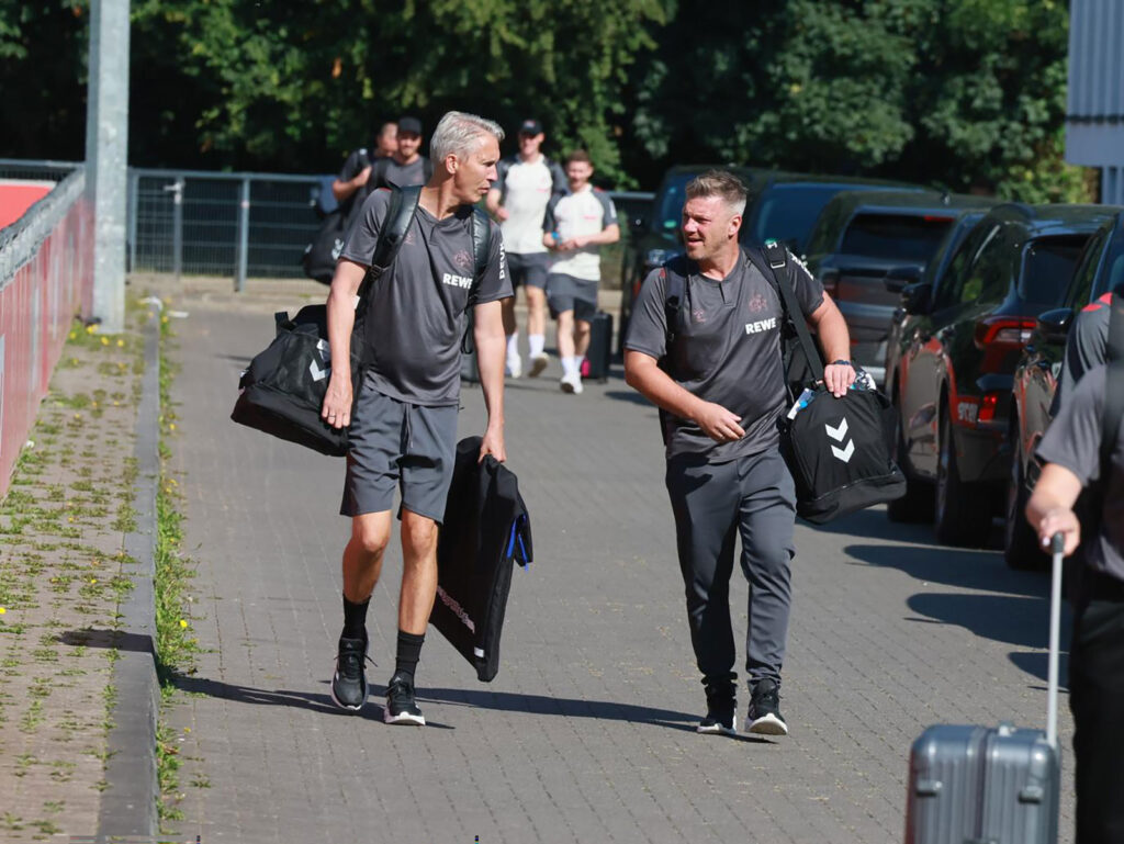 Lukas Kwasniok und Frank Kaspari machen sich auf den Weg zum Teambus