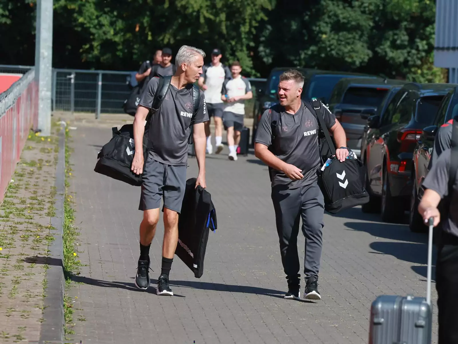 Lukas Kwasniok und Frank Kaspari machen sich auf den Weg zum Teambus