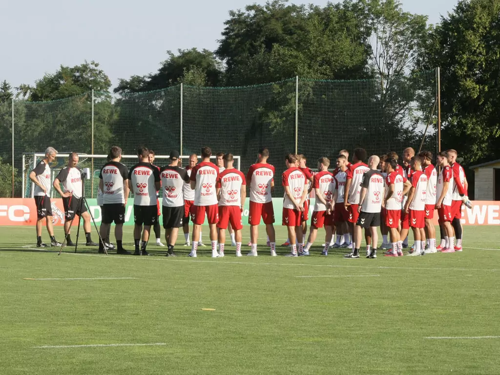 Lukas Kwasniok versammelt seine Mannschaft um sich