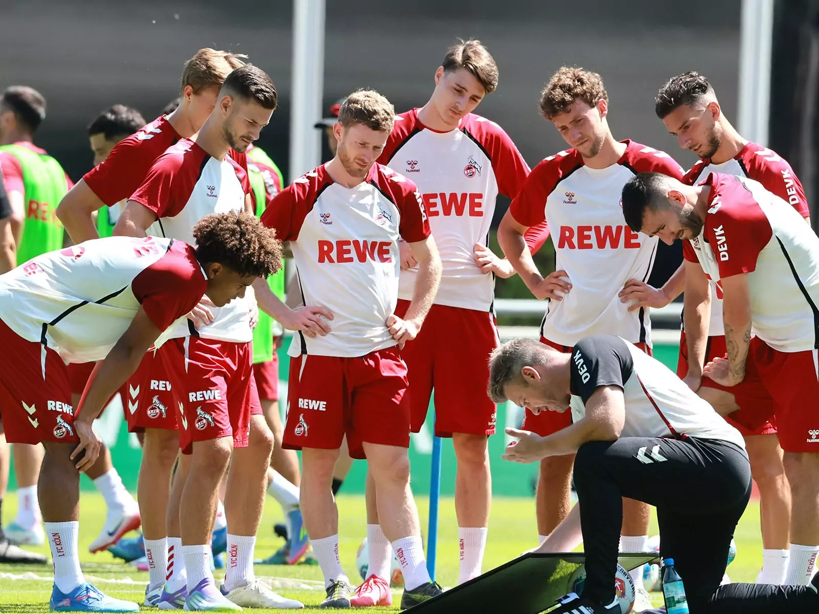Lukas Kwasniok versammelt die Mannschaft um sich