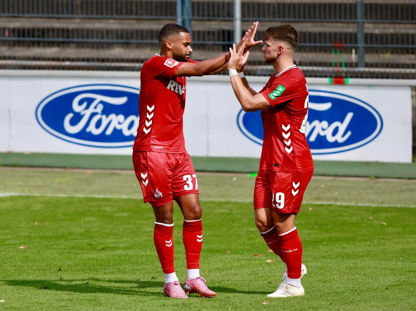 Linton Maina und Jan Thielmann vom 1. FC Köln