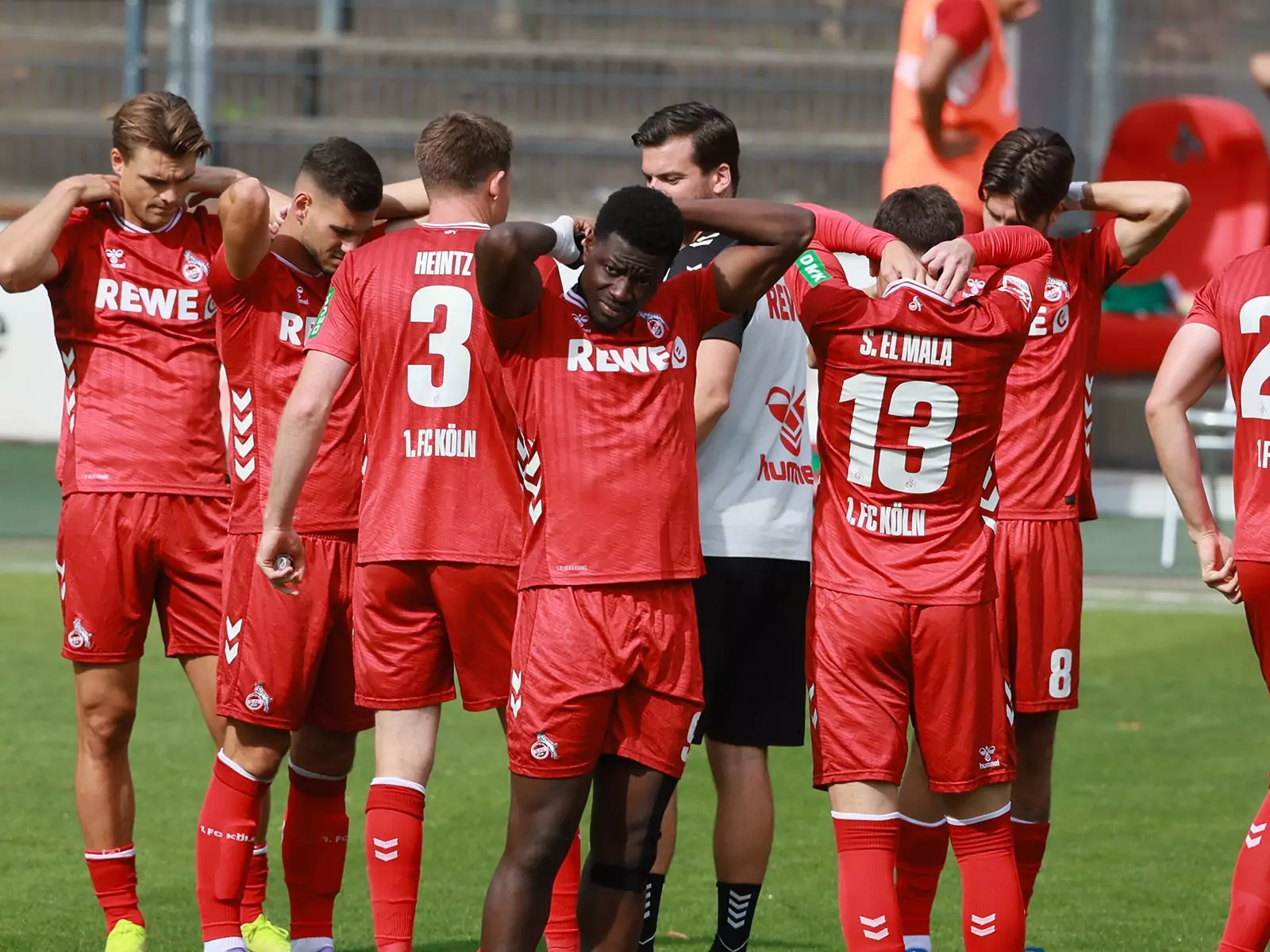 Ragnar Ache mit den Spielern des 1. FC Köln