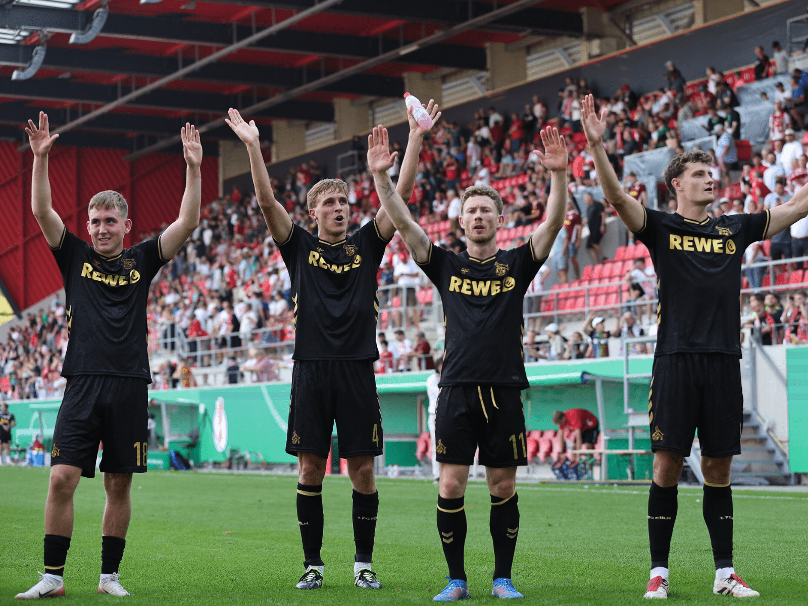 Die Spieler des 1. FC Köln jubeln nach ihrem Sieg