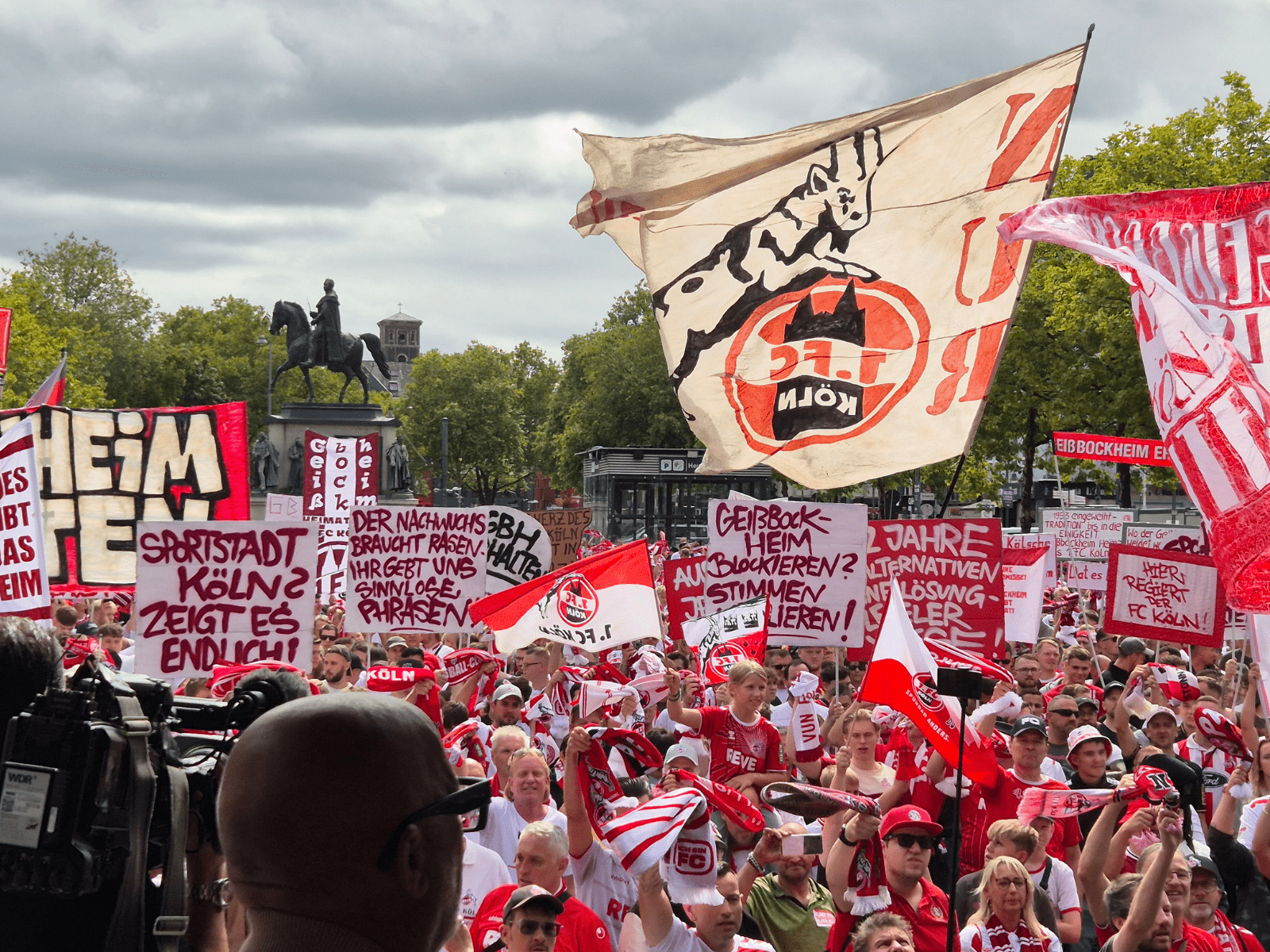 Demonstration des 1. FC Köln auf dem Heumarkt