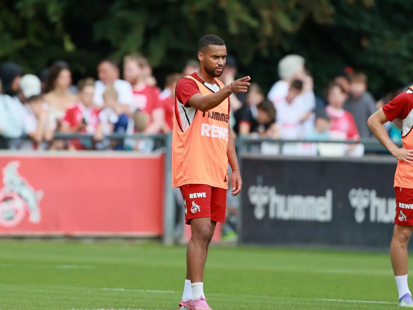 Linton Maina im Training des 1. FC Köln