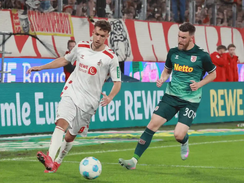 Luca Waldschmidt im Duell mit Christian Kühlwetter von Jahn Regensburg