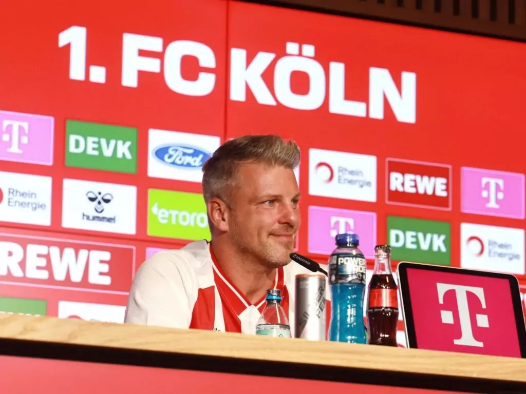 Lukas Kwasniok bei der PK des 1. FC Köln