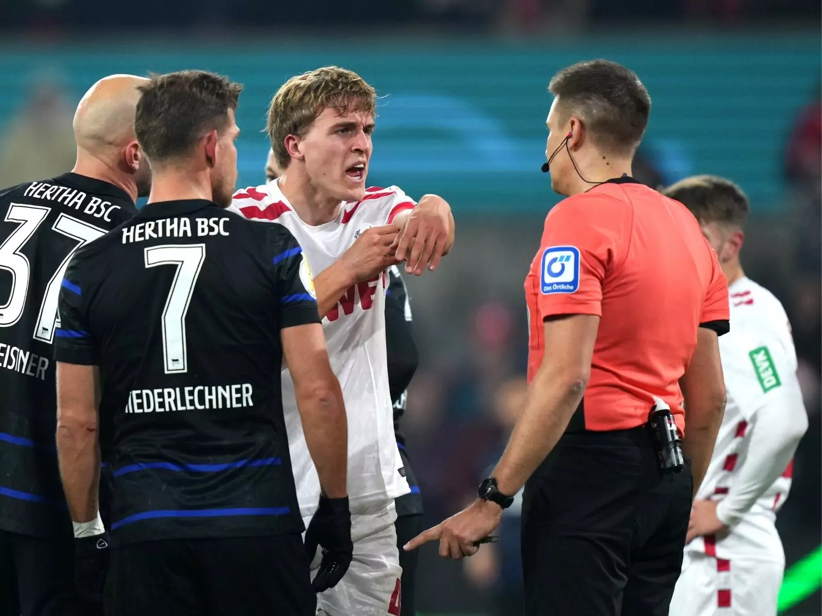 OF Tobias Reichel pfeift das Kölner Spiel gegen Freiburg (Foto: Pau Barrena/Getty Images)