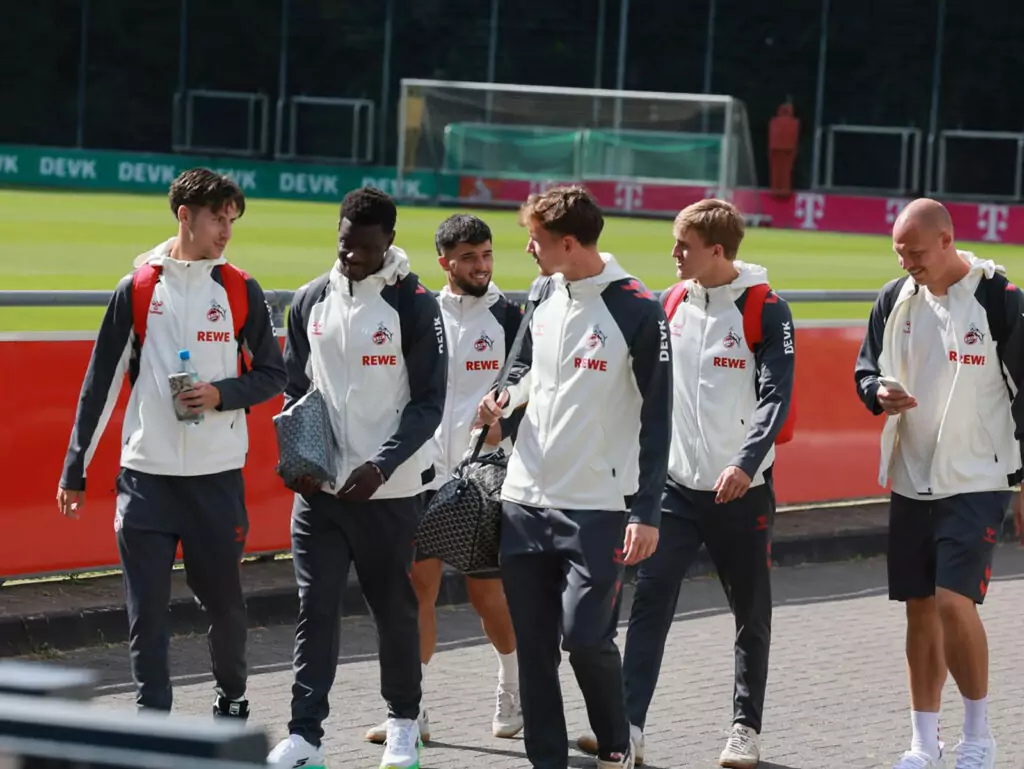 Die Spieler des 1. FC Köln machen sich auf den Weg nach Mainz