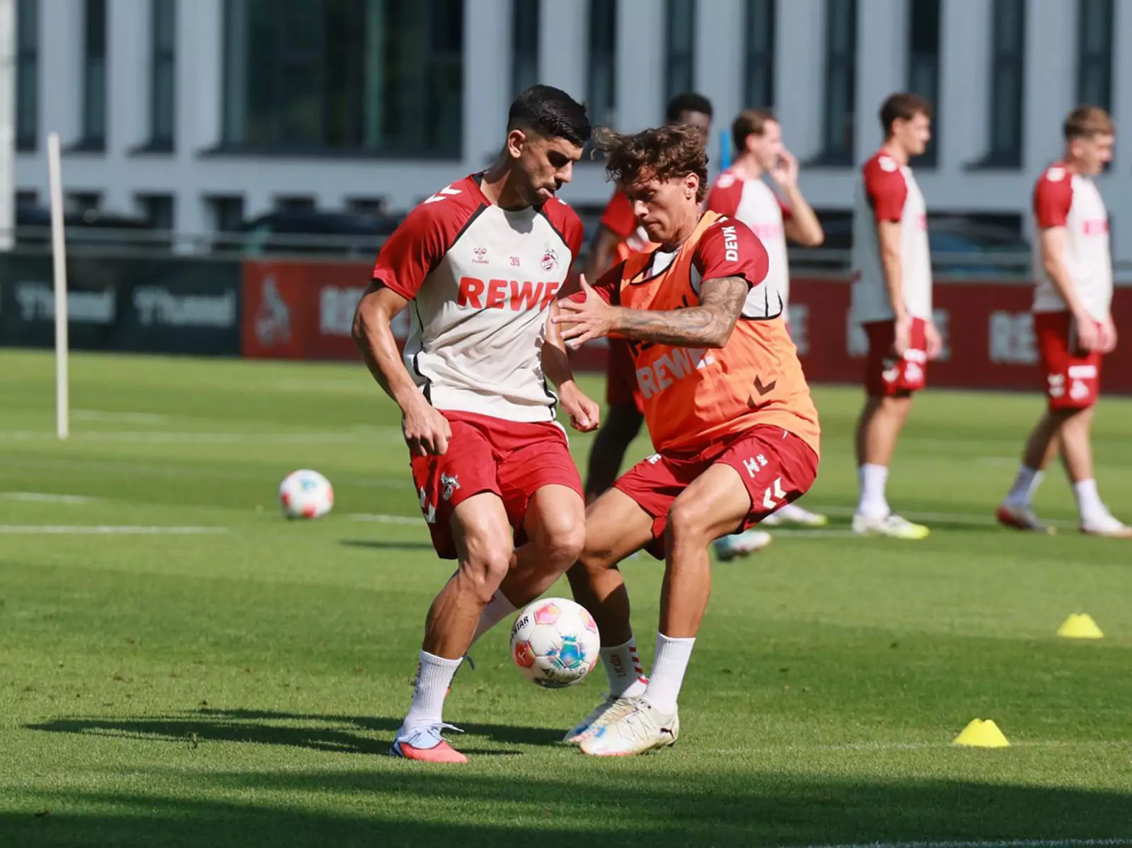 Cenk Özkacar im Duell mit Julian Pauli