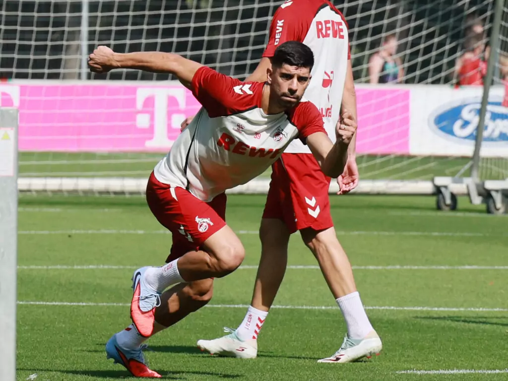 Cenk Özkacar beim Training des 1. FC Köln