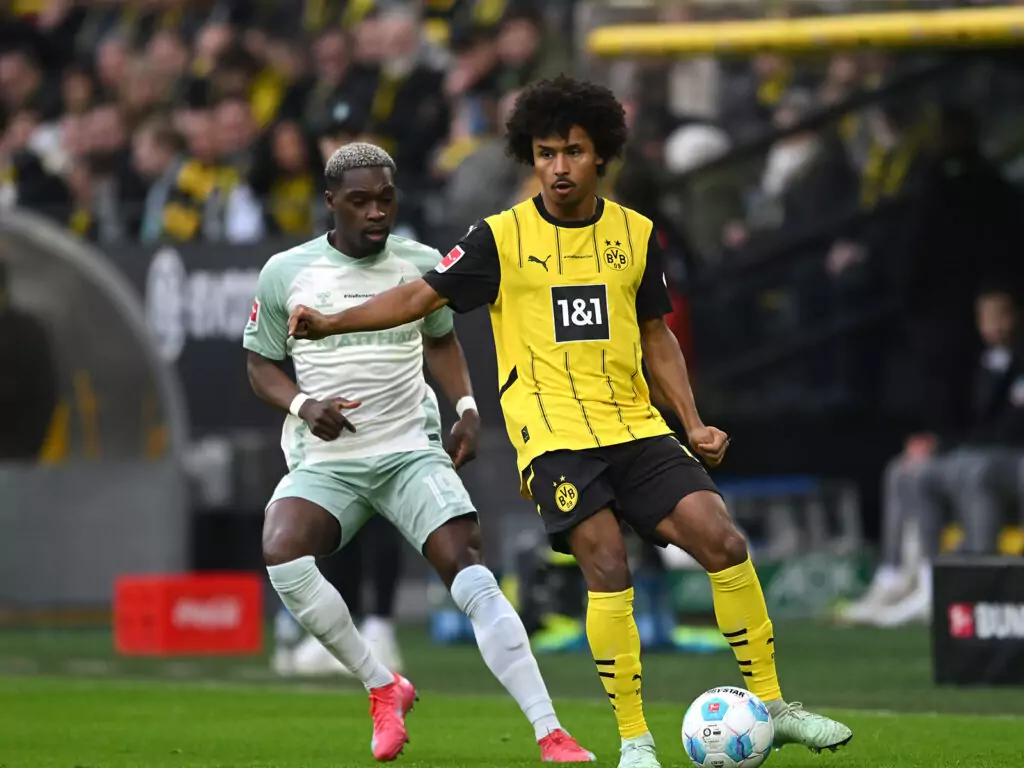 Derrick Köhn im Zweikampf mit Karim Adeyemi
