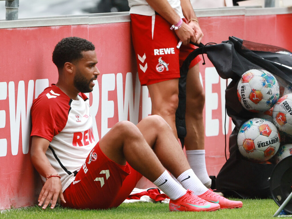 Linton Maina sitzt am Boden beim Training des 1. FC Köln
