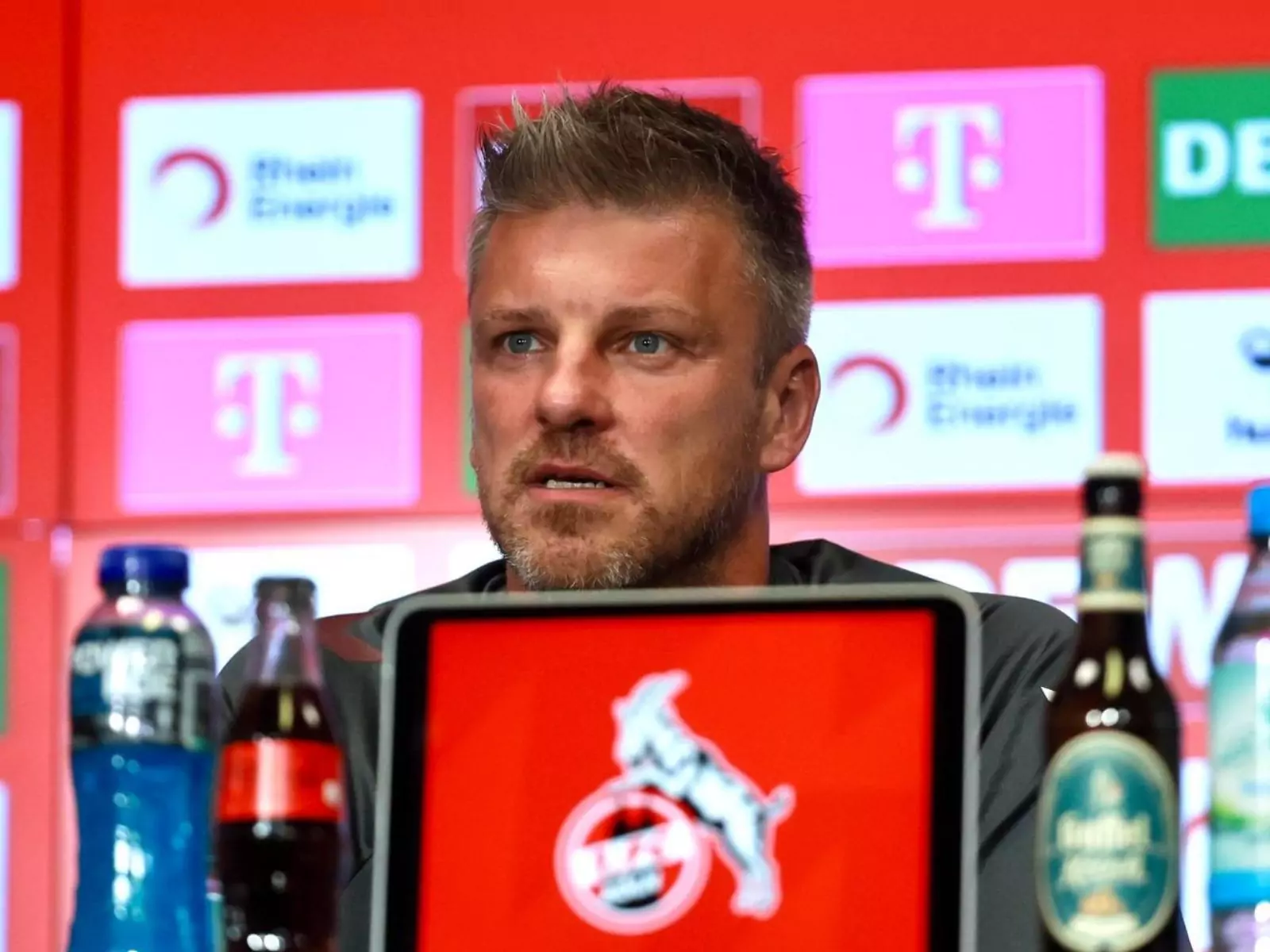 Lukas Kwasniok auf der PK des 1. FC Köln