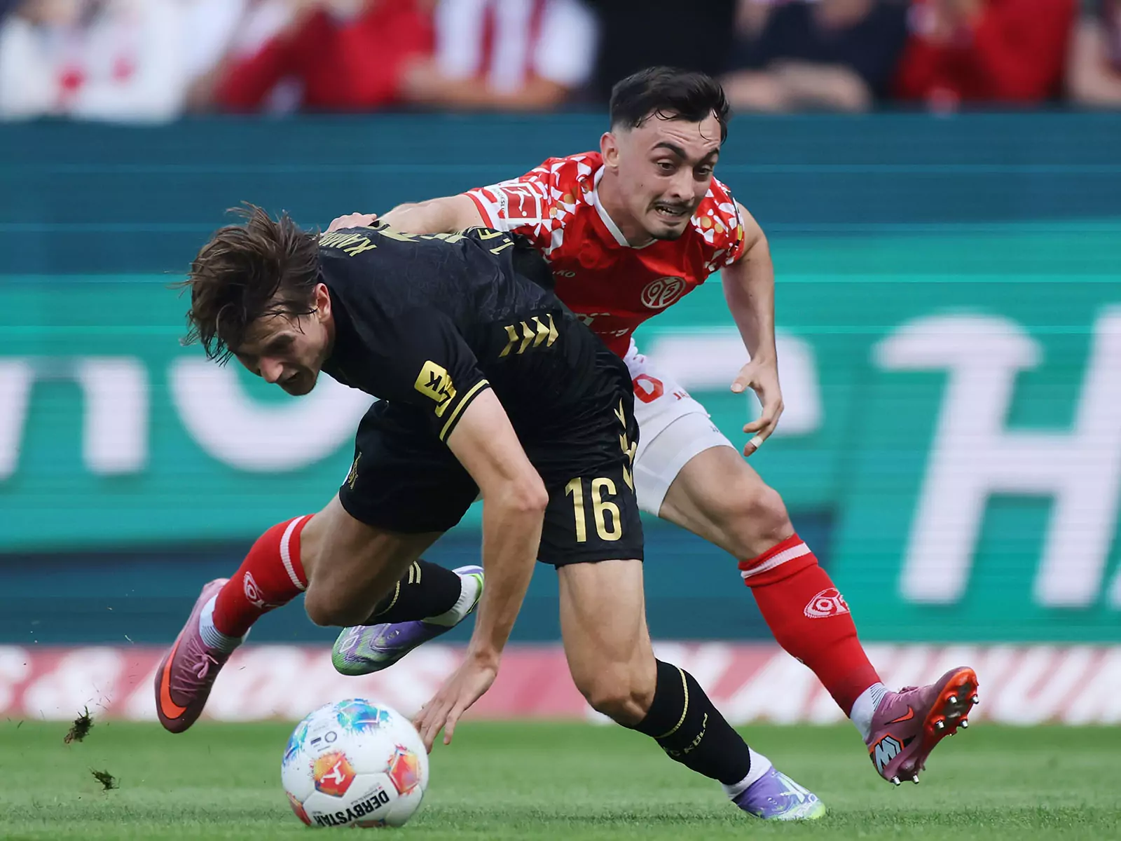 Kaminski ist von Nebel nur per Foul zu stoppen.
