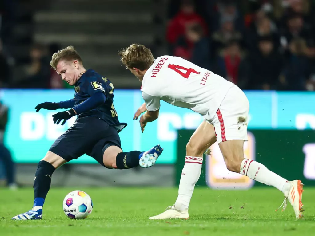Timo Hübers im Zweikampf mit Jonathan Burkardt