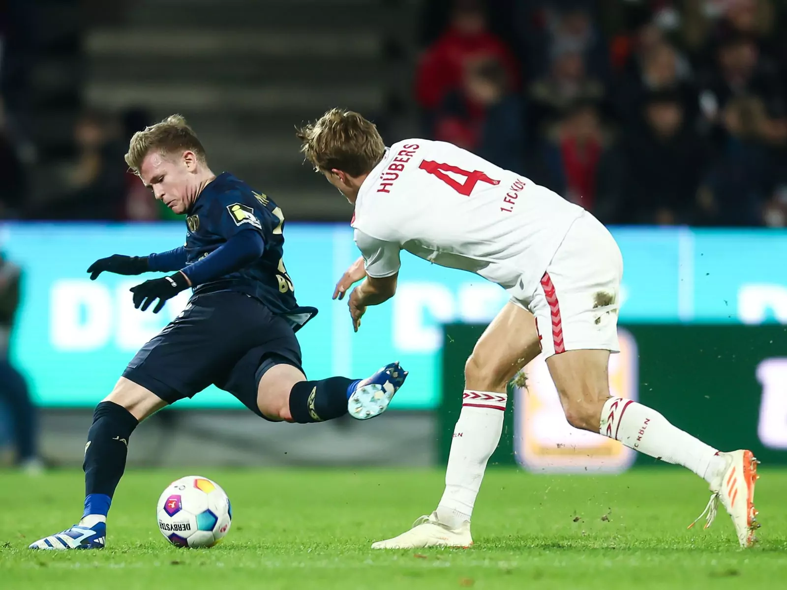 Timo Hübers im Zweikampf mit Jonathan Burkardt